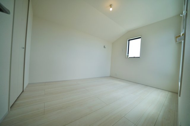 【横浜市旭区川井本町92-17新築戸建て】★仲介手数料無料★（川井小学校・都岡中学校）の洋室