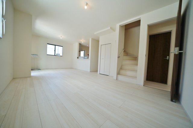 【横浜市旭区川井本町92-17新築戸建て】★仲介手数料無料★（川井小学校・都岡中学校）の居間・リビング