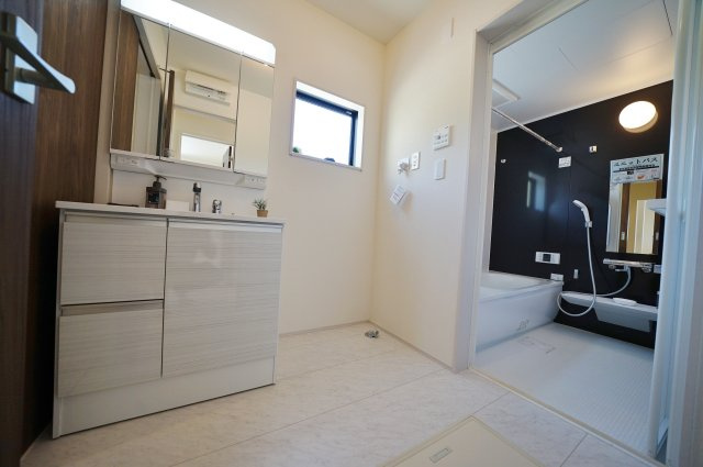 【横浜市旭区川井本町92-17新築戸建て】★仲介手数料無料★（川井小学校・都岡中学校）の独立洗面台