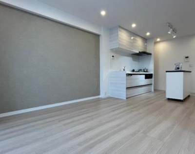 【居間・リビング】 | エステ・スクエア新所沢 | LDK約13帖、便利な可動収納付き