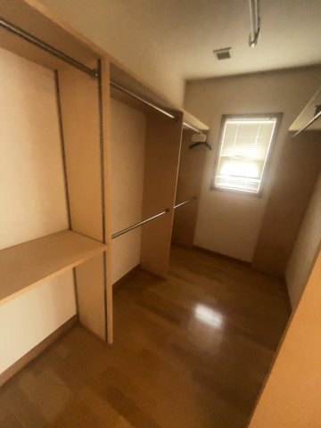 太田市東長岡町　中古戸建の収納|主寝室部分には大型のウォークインクローゼットもありますので収納力ある間取りになっております。