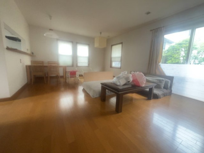 【居間・リビング】 | 太田市東長岡町　中古戸建 | 南向きの日当たりの良い明るいリビングです。