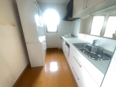 【キッチン】 | 太田市東長岡町　中古戸建 | 背面収納もご希望いただければそのままご利用いただけます。