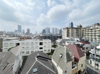 【展望】 | 眼前に広がる空の雄大さと、このお部屋の自慢の一つである「眺望」をご覧ください。毎日、この景色を独り占めできる新生活に夢が広がります。～即日のご見学可能～　お問合せはお気軽にどうぞ。
