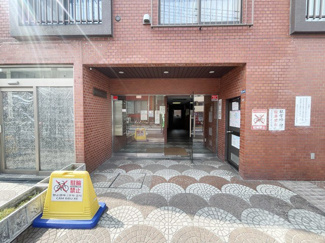 【エントランス】 | お客様を、そして住人を出迎えてくれるマンションのエントランス。ゴミが落ちていないことからも、管理状態の良さや住民の節度の高さが見て取れます。～即日のご見学可能～　お問合せはお気軽にどうぞ。
