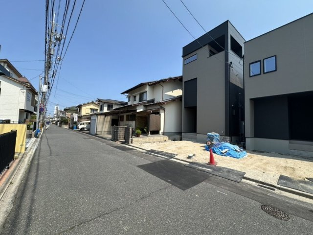 広島市佐伯区五日市中央１丁目　新築一戸建て(全2棟)の前面道路含む現地写真