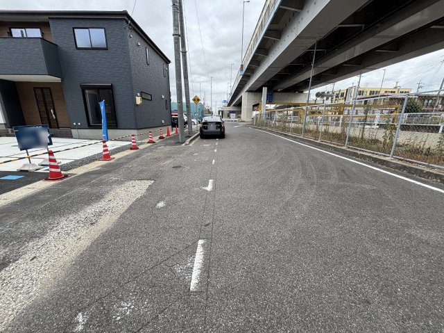 知立市牛田1丁目36『仲介手数料無料』新築戸建ての前面道路含む現地写真