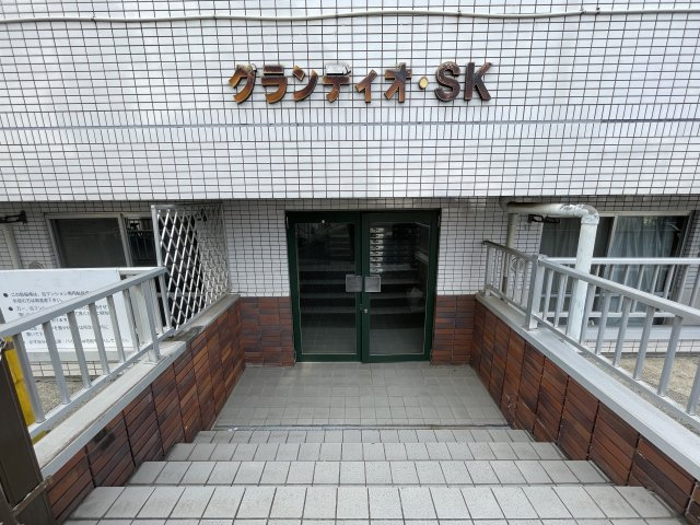 稲城市矢野口の賃貸マンションのエントランス