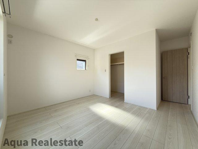 オール電化デザイナーズハウス高松市福岡町建売⑥の寝室|ゆとりの広さです