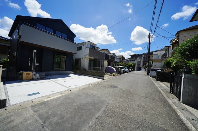 【横浜市旭区白根8丁目25-17新築戸建て】★仲介手数料無料★（白根小学校・上白根北中学校）の前面道路含む現地写真