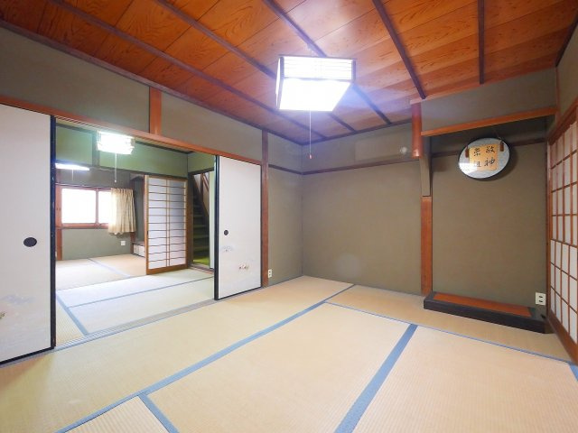 高畑町貸家（直井邸）の和室|畳の上でゆっくりとくつろげる和室です