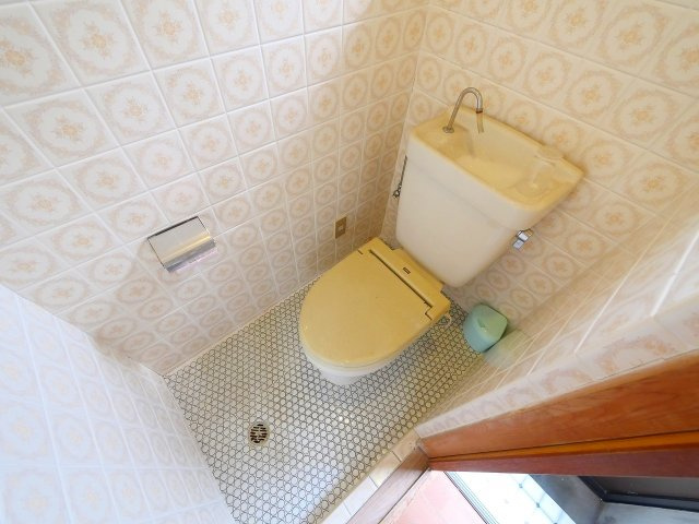 高畑町貸家（直井邸）のトイレ|落ち着いた色調のトイレです