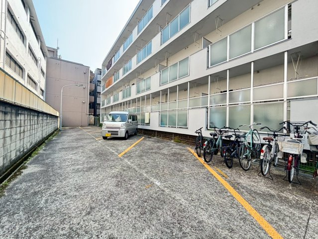 万代ミユキマンションの駐車場