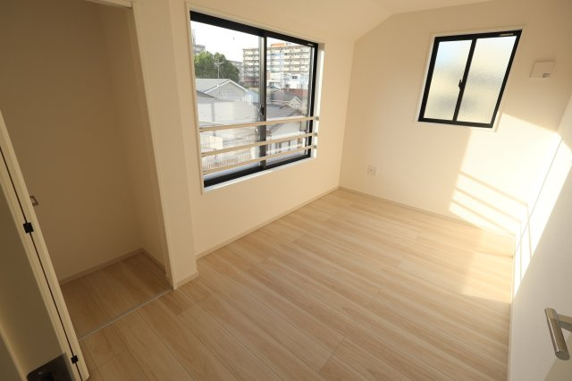 《仲介手数料無料》大宮区天沼町１丁目666-5(全1戸)新築一戸建てリガーレの洋室|撮影日 2025年10月13日 15:30 晴れ