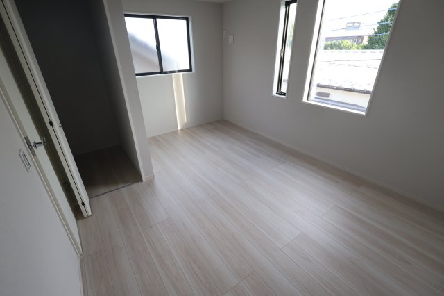 《仲介手数料無料》大宮区天沼町１丁目666-5(全1戸)新築一戸建てリガーレの洋室|撮影日 2025年10月13日 15:30 晴れ