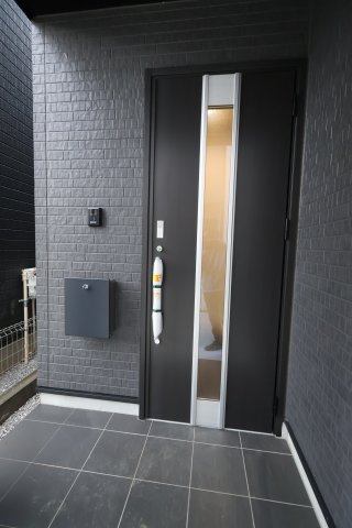《仲介手数料無料》中央区新中里４丁目15(E号棟)新築一戸建てハートフルタウンの玄関|撮影日 2025年10月25日 15:00 雨