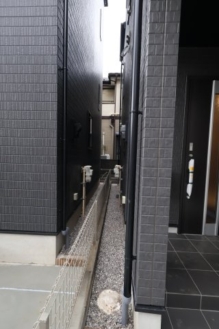 《仲介手数料無料》中央区新中里４丁目15(E号棟)新築一戸建てハートフルタウンの外観|撮影日 2025年10月25日 15:00 雨