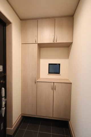 《仲介手数料無料》中央区新中里４丁目15(E号棟)新築一戸建てハートフルタウンの玄関|撮影日 2025年10月25日 15:00 雨