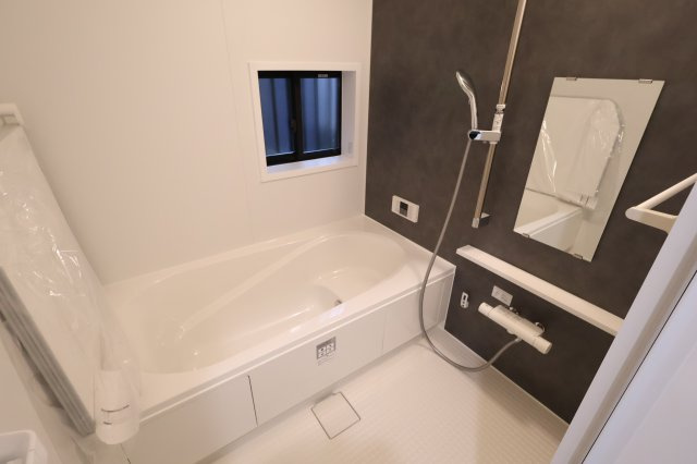 《仲介手数料無料》中央区新中里４丁目15(E号棟)新築一戸建てハートフルタウンの浴室|撮影日 2025年10月25日 15:00 雨