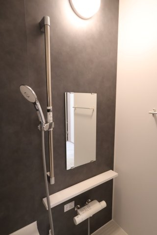 《仲介手数料無料》中央区新中里４丁目15(E号棟)新築一戸建てハートフルタウンの浴室|撮影日 2025年10月25日 15:00 雨