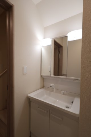 《仲介手数料無料》中央区新中里４丁目15(E号棟)新築一戸建てハートフルタウンの独立洗面台|撮影日 2025年10月25日 15:00 雨