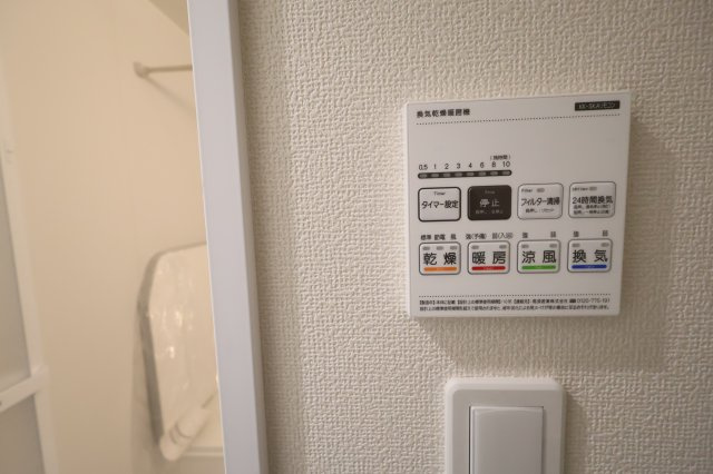 《仲介手数料無料》中央区新中里４丁目15(E号棟)新築一戸建てハートフルタウンの浴室|撮影日 2025年10月25日 15:00 雨