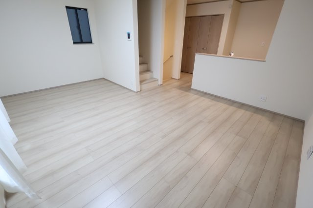 《仲介手数料無料》中央区新中里４丁目15(E号棟)新築一戸建てハートフルタウンの居間・リビング|撮影日 2025年10月25日 15:00 雨