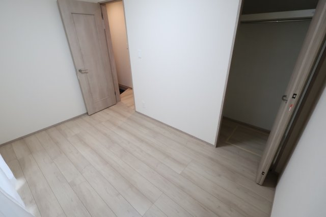 《仲介手数料無料》中央区新中里４丁目15(E号棟)新築一戸建てハートフルタウンの洋室|撮影日 2025年10月25日 15:00 雨