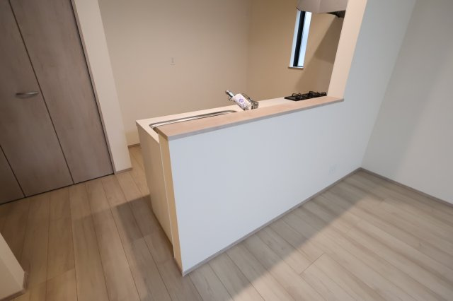 《仲介手数料無料》中央区新中里４丁目15(E号棟)新築一戸建てハートフルタウンのキッチン|撮影日 2025年10月25日 15:00 雨