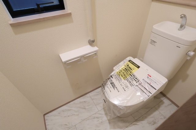 《仲介手数料無料》中央区新中里４丁目15(E号棟)新築一戸建てハートフルタウンのトイレ|撮影日 2025年10月25日 15:00 雨