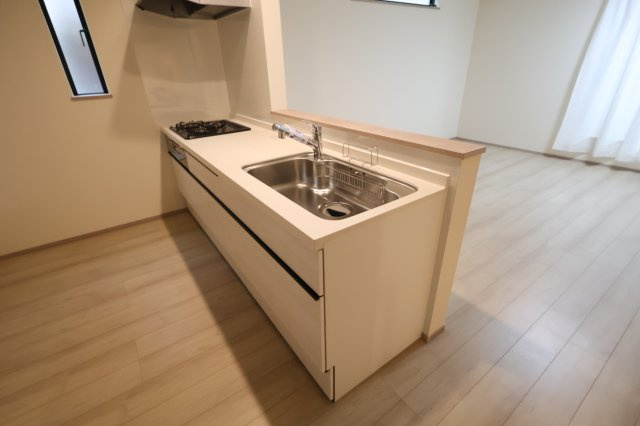 《仲介手数料無料》中央区新中里４丁目15(E号棟)新築一戸建てハートフルタウンのキッチン|撮影日 2025年10月25日 15:00 雨