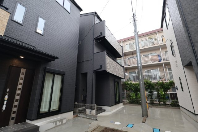 《仲介手数料無料》中央区新中里４丁目15新築一戸建てハートフルタウンの外観|撮影日 2025年10月25日 15:00 雨