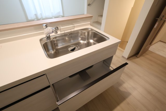 《仲介手数料無料》中央区新中里４丁目15(E号棟)新築一戸建てハートフルタウンのキッチン|撮影日 2025年10月25日 15:00 雨