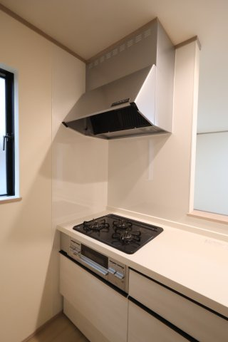 《仲介手数料無料》中央区新中里４丁目15(E号棟)新築一戸建てハートフルタウンのキッチン|撮影日 2025年10月25日 15:00 雨