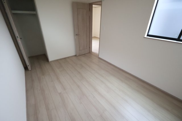 《仲介手数料無料》中央区新中里４丁目15(E号棟)新築一戸建てハートフルタウンの洋室|撮影日 2025年10月25日 15:00 雨