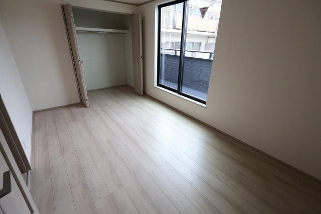 《仲介手数料無料》中央区新中里４丁目15(E号棟)新築一戸建てハートフルタウンの洋室|撮影日 2025年10月25日 15:00 雨