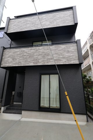 《仲介手数料無料》中央区新中里４丁目15(E号棟)新築一戸建てハートフルタウンの外観|撮影日 2025年10月25日 15:00 雨