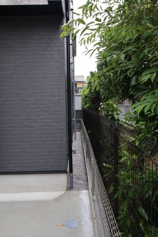 《仲介手数料無料》中央区新中里４丁目15(E号棟)新築一戸建てハートフルタウンの外観|撮影日 2025年10月25日 15:00 雨