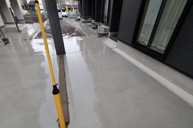 《仲介手数料無料》中央区新中里４丁目15(E号棟)新築一戸建てハートフルタウンの駐車場|撮影日 2025年10月25日 15:00 雨