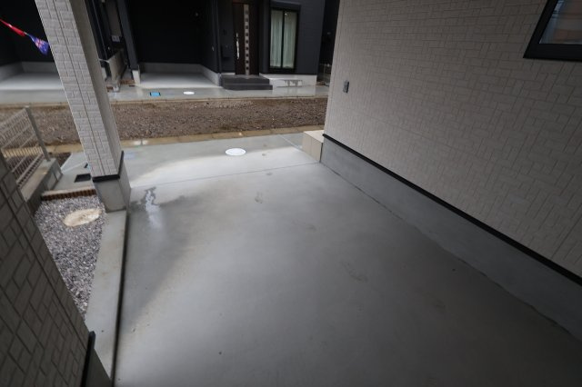 《仲介手数料無料》中央区新中里４丁目15(I号棟)新築一戸建てハートフルタウンの駐車場|撮影日 2025年10月25日 15:00 雨