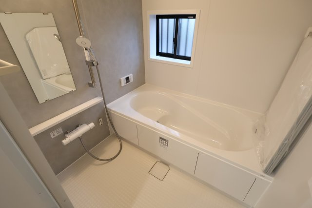 《仲介手数料無料》中央区新中里４丁目15(I号棟)新築一戸建てハートフルタウンの浴室|撮影日 2025年10月25日 15:00 雨