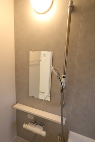 《仲介手数料無料》中央区新中里４丁目15(I号棟)新築一戸建てハートフルタウンの浴室|撮影日 2025年10月25日 15:00 雨