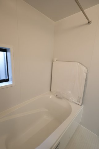 《仲介手数料無料》中央区新中里４丁目15(I号棟)新築一戸建てハートフルタウンの浴室|撮影日 2025年10月25日 15:00 雨