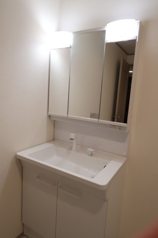 《仲介手数料無料》中央区新中里４丁目15(I号棟)新築一戸建てハートフルタウンの独立洗面台|撮影日 2025年10月25日 15:00 雨