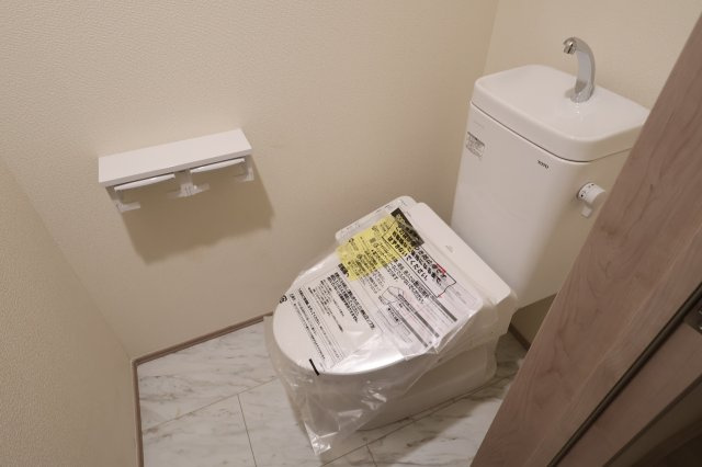 《仲介手数料無料》中央区新中里４丁目15(I号棟)新築一戸建てハートフルタウンのトイレ|撮影日 2025年10月25日 15:00 雨