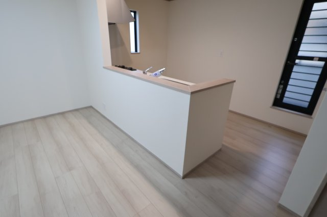 《仲介手数料無料》中央区新中里４丁目15(I号棟)新築一戸建てハートフルタウンのキッチン|撮影日 2025年10月25日 15:00 雨