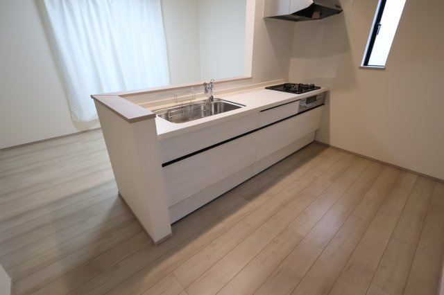《仲介手数料無料》中央区新中里４丁目15(I号棟)新築一戸建てハートフルタウンのキッチン|撮影日 2025年10月25日 15:00 雨