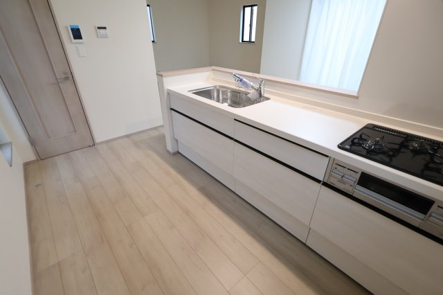 《仲介手数料無料》中央区新中里４丁目15(I号棟)新築一戸建てハートフルタウンのキッチン|撮影日 2025年10月25日 15:00 雨