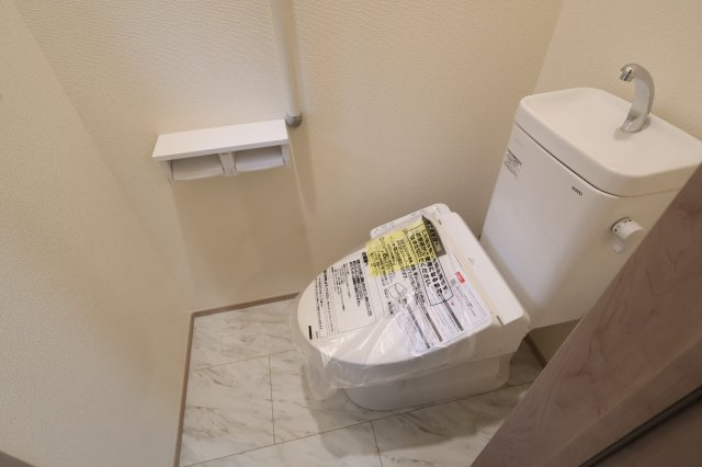 《仲介手数料無料》中央区新中里４丁目15(I号棟)新築一戸建てハートフルタウンのトイレ|撮影日 2025年10月25日 15:00 雨