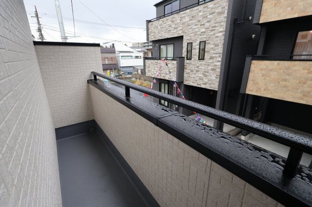 《仲介手数料無料》中央区新中里４丁目15(I号棟)新築一戸建てハートフルタウンのバルコニー|撮影日 2025年10月25日 15:00 雨
